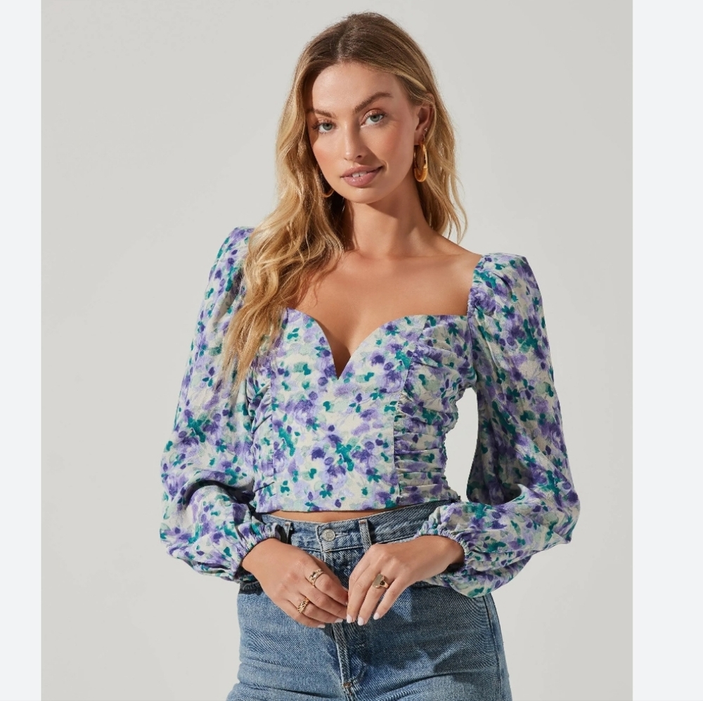 NWT ASTR the Label Floral Printed V Wire Cropped Long Sleeve Blouse